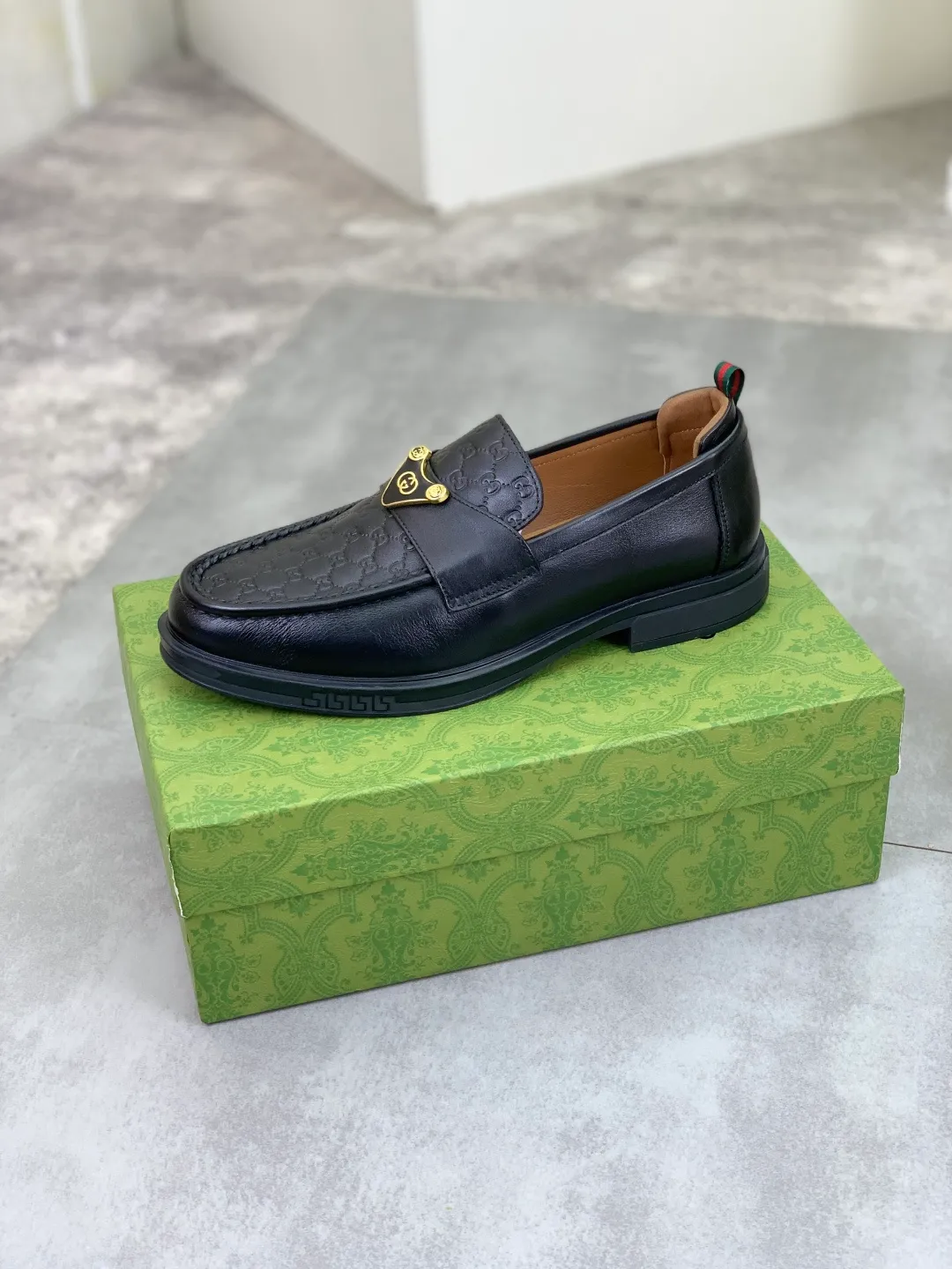 Men's shoes💰P500💰【New model, soft and comfortable Gucci classic business leather shoes hot selection (Gucci) official website latest Gucci 🎁 business leather shoes, hot style 💥 simple and elegant style, exclusive for trendy men. Unique official website latest brand original double G embossed element 👑Gucci Original decoration, fashionable and generous, made of original calfskin ✅ fully imported first-layer pigskin lining, official website designated wear-resistant, rubber business outsole, real-life photos of classic models at the counter 🎬38-44 (customized for 45) 3⃣️ colors available
